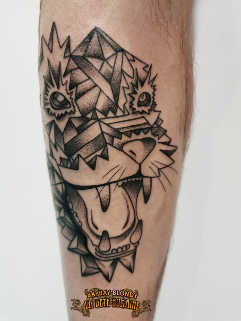 Baybay Blondy, tatoueuse guest à Paris - Tête de félin anguleuse tatouée en dotwork