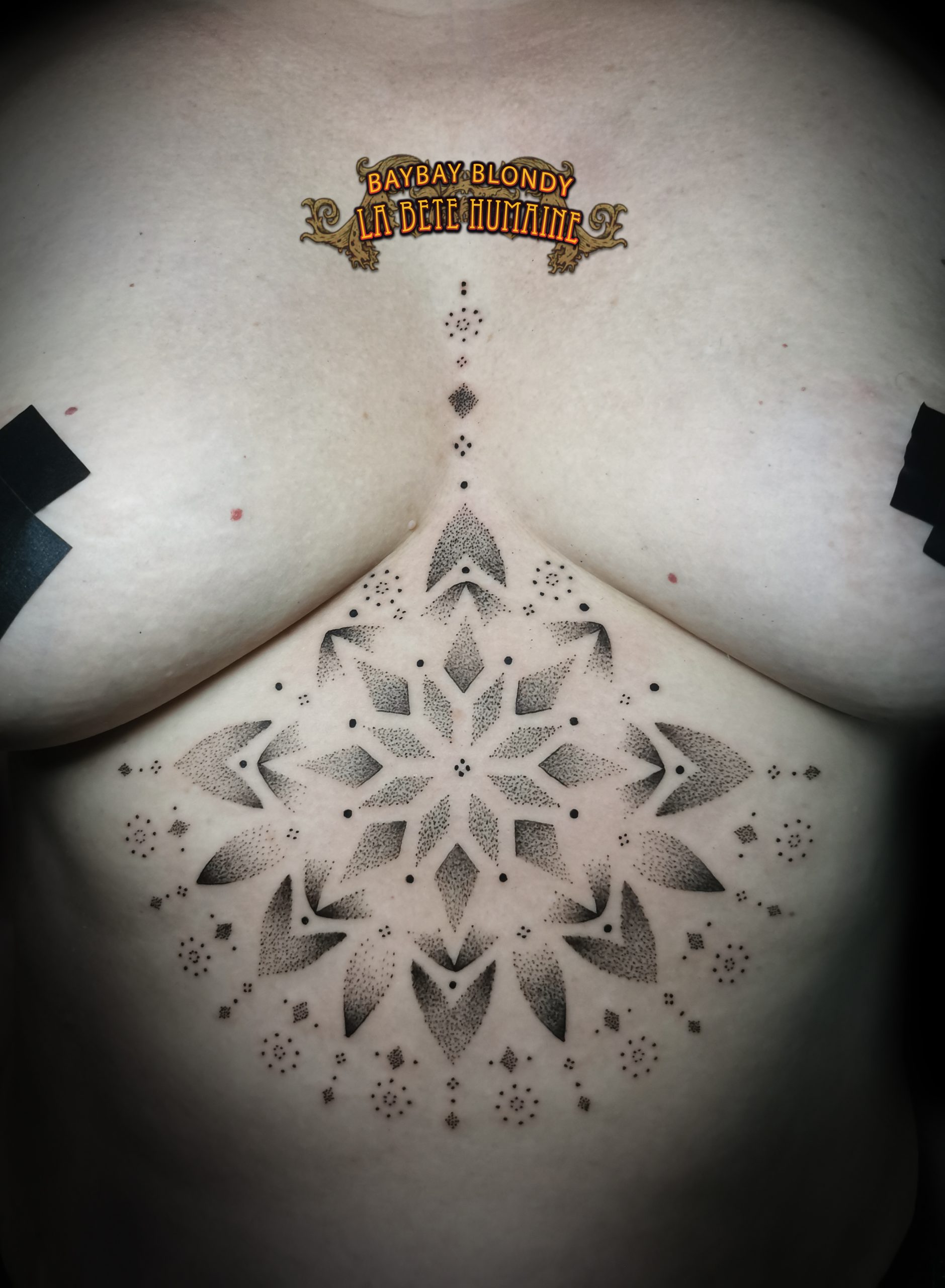 Baybay Blondy, tatoueuse guest à Paris - Large mandala tatouée en dotwork sur la partie supérieure du ventre