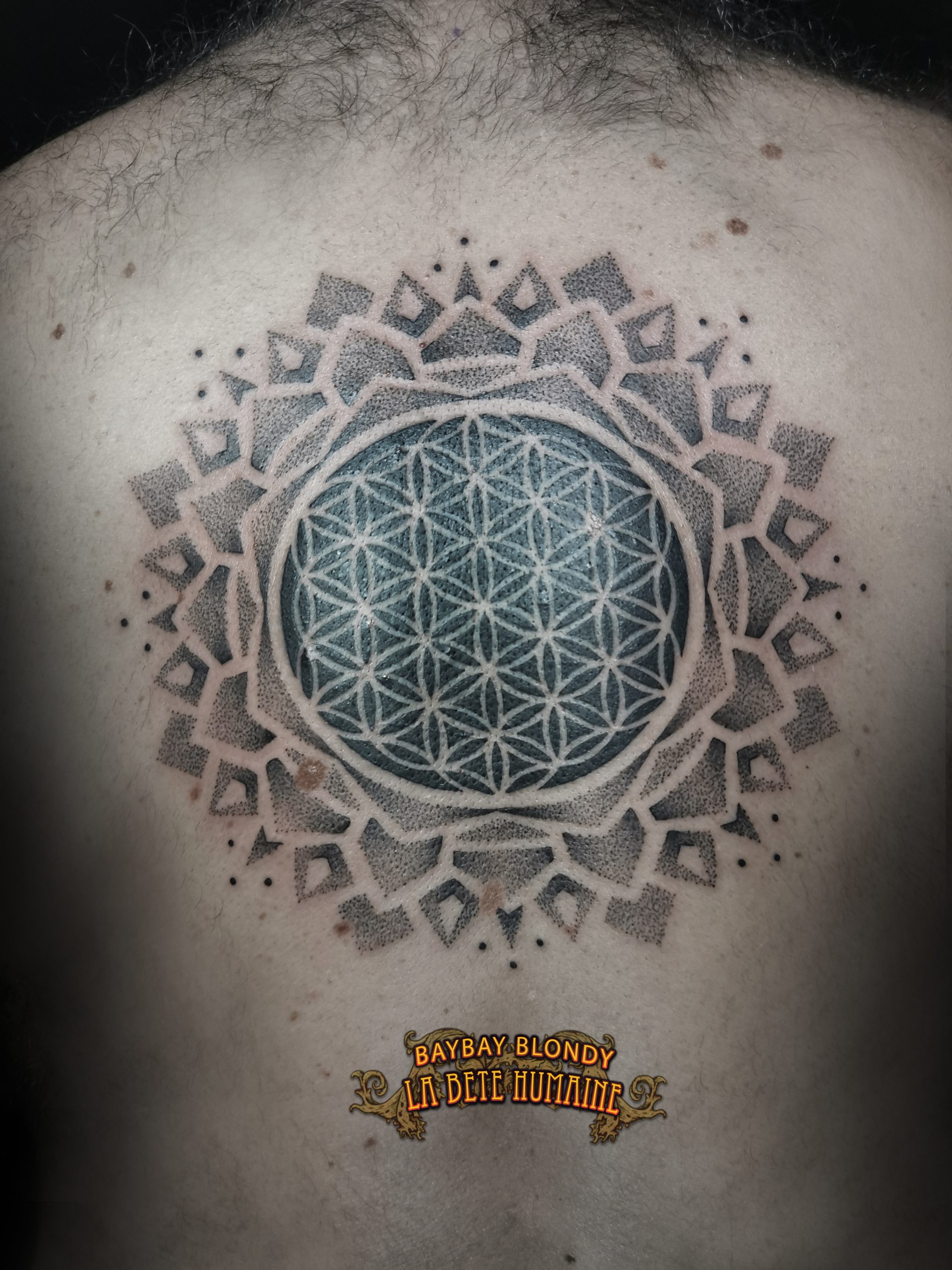 Baybay Blondy, tatoueuse guest à Paris - Figure circulaire et géométrique tatouée sur le dos