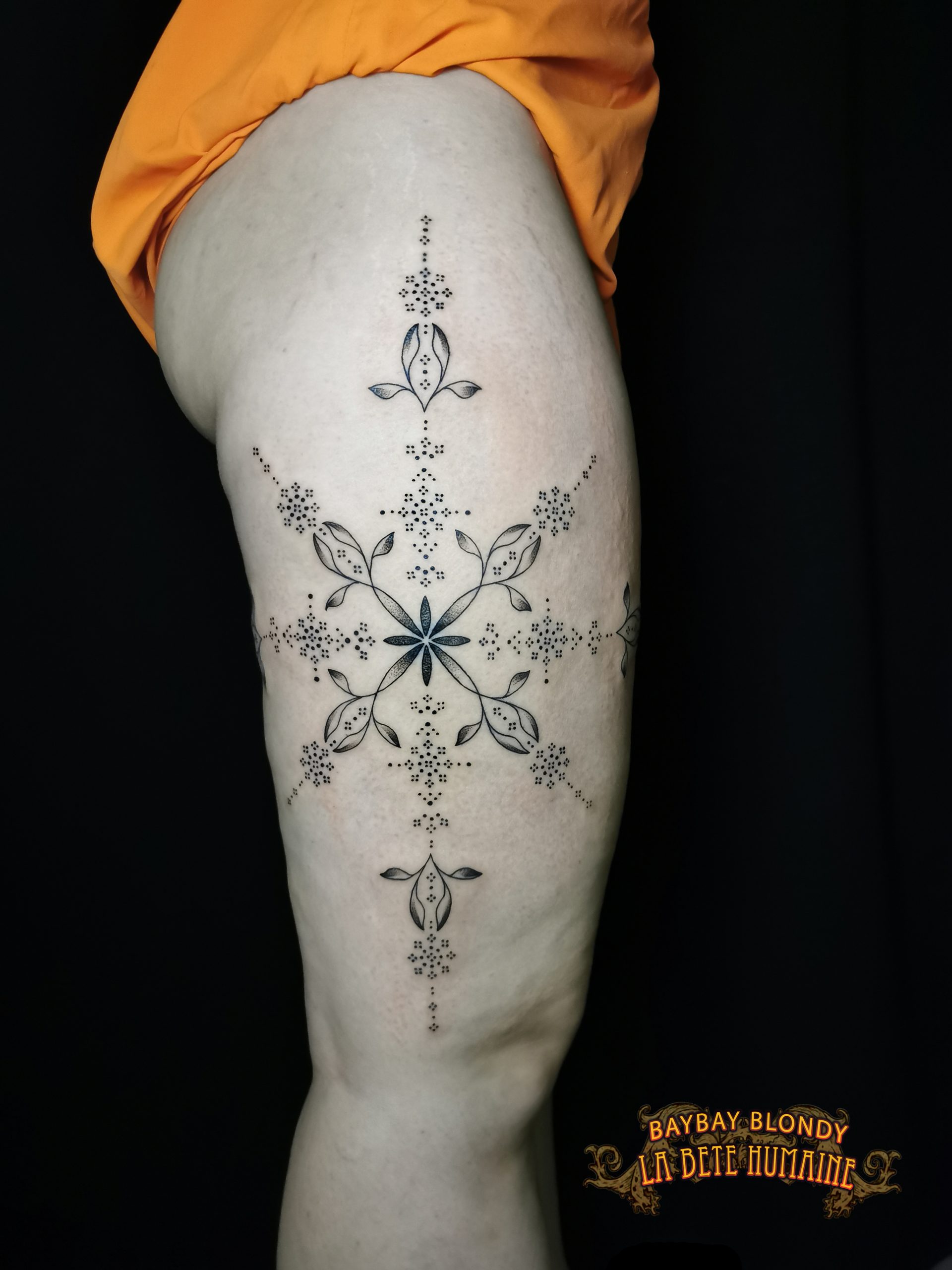 Baybay Blondy, tatoueuse guest à Paris - Tattoo ornemental réalisé sur la cuisse