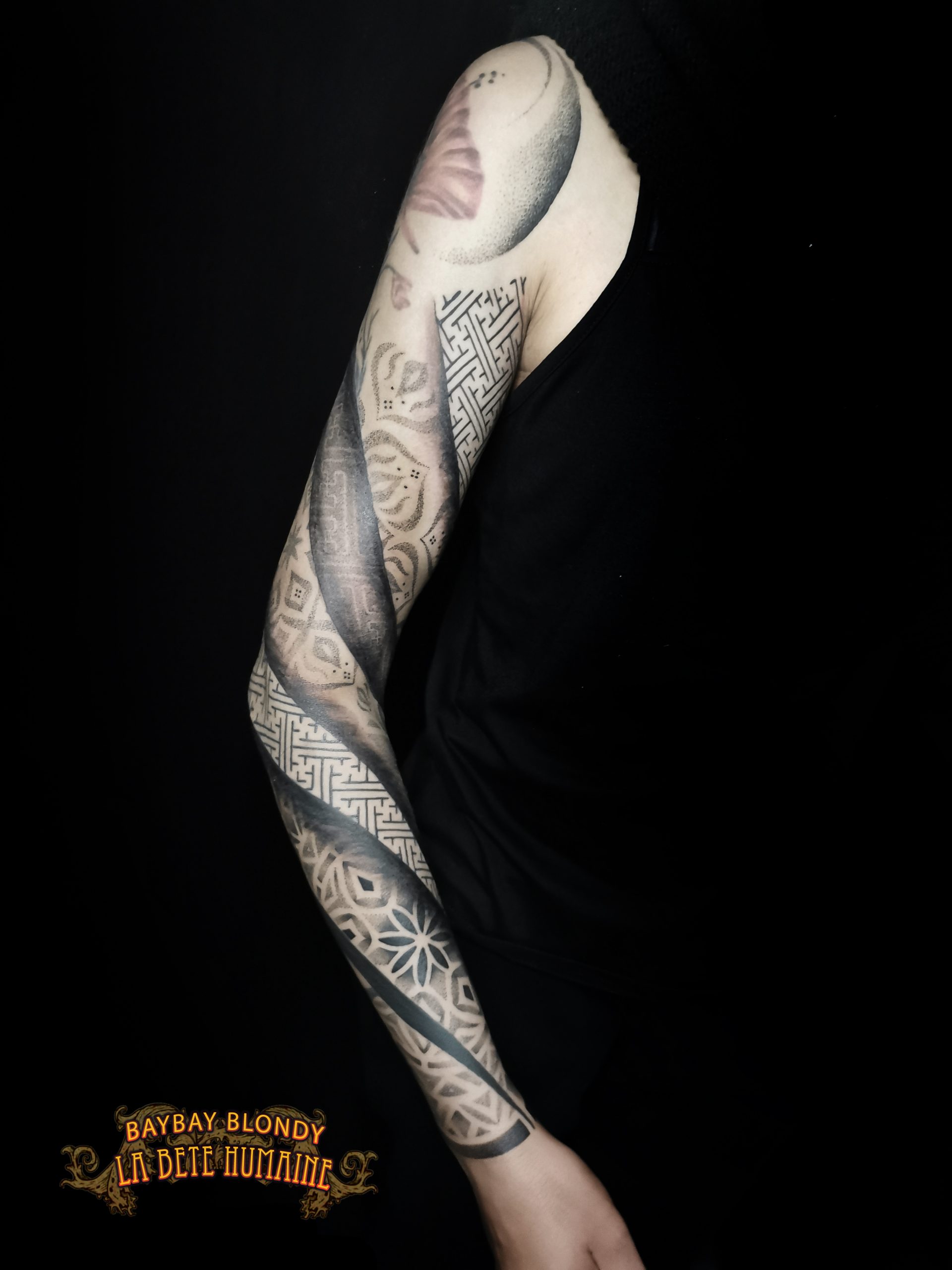Baybay Blondy, tatoueuse guest à Paris - Large composition géométrique réalisée en spirale sur le bras