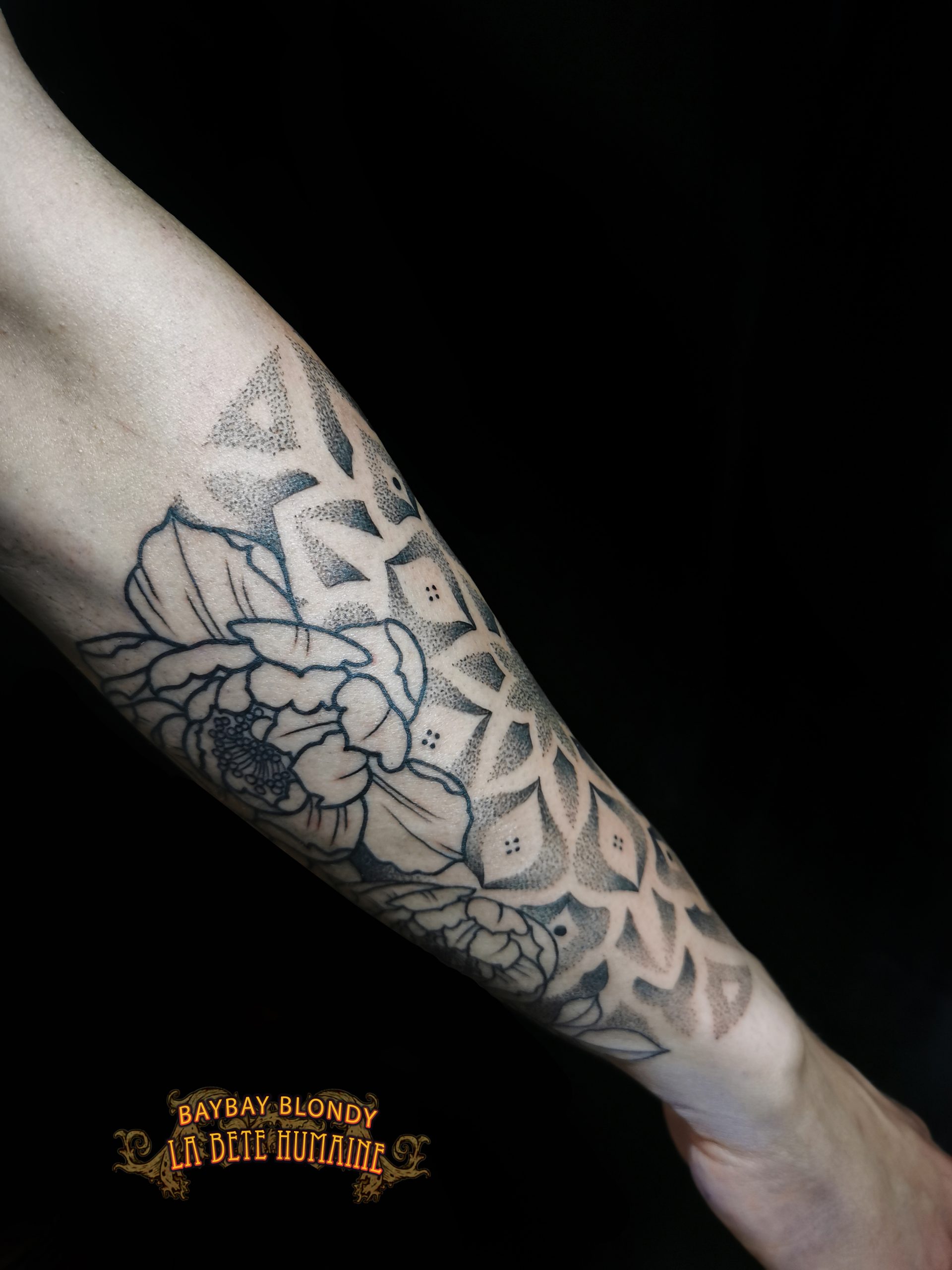Baybay Blondy, tatoueuse guest à Paris - Pivoine adossée à une mandala dotwork dans une composition pour avant-bras