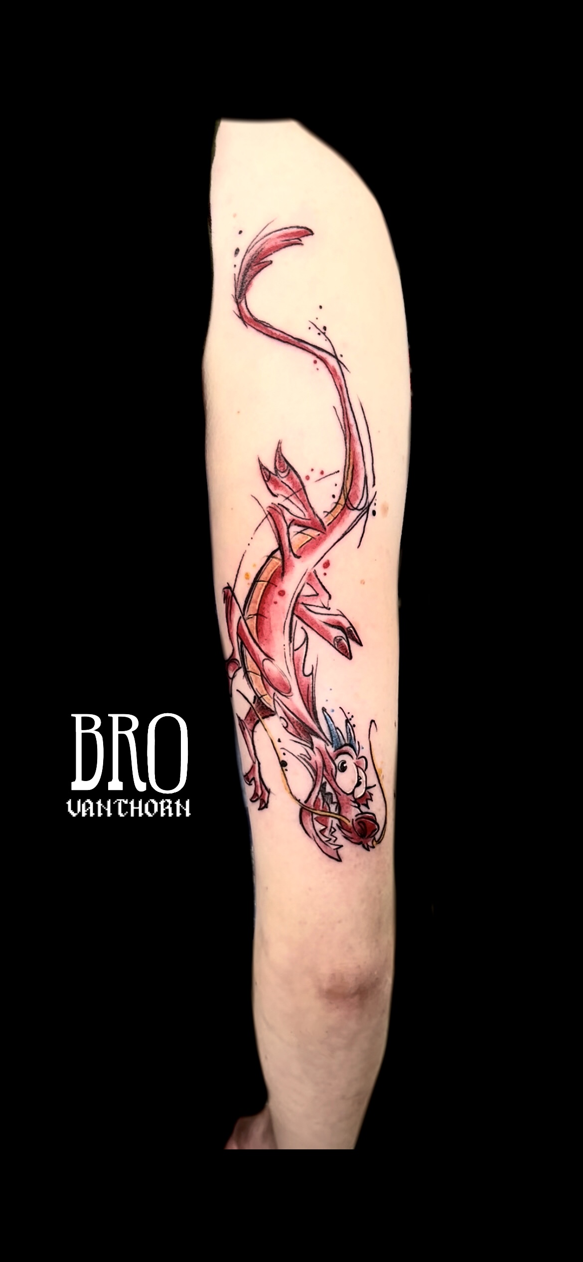 Mushu, dragon confident de Mulan, tatoué par Bro Vanthorn