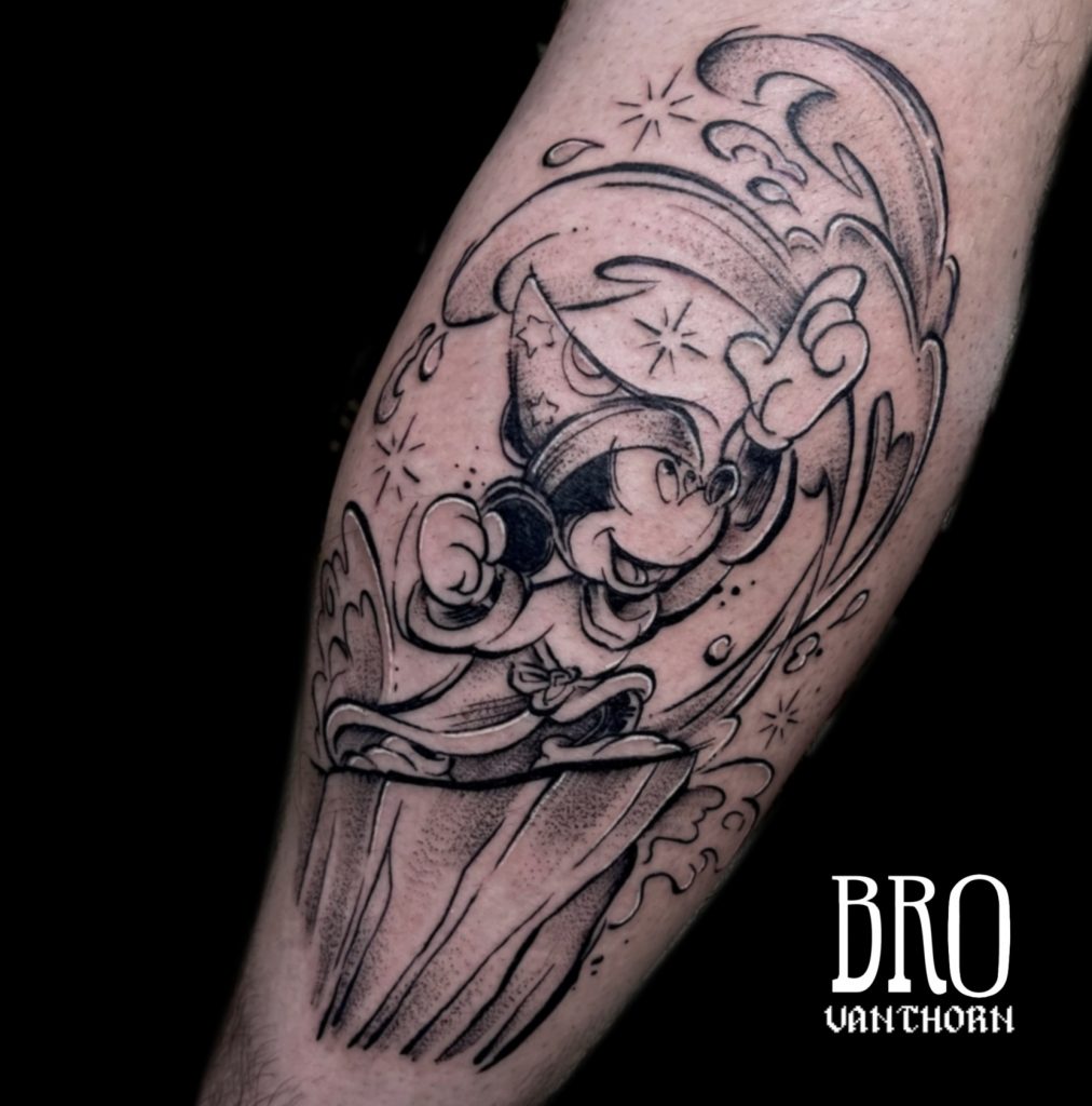Mickey Mouse dans son costume d’apprenti sorcier, tatoué par Bro Vanthorn