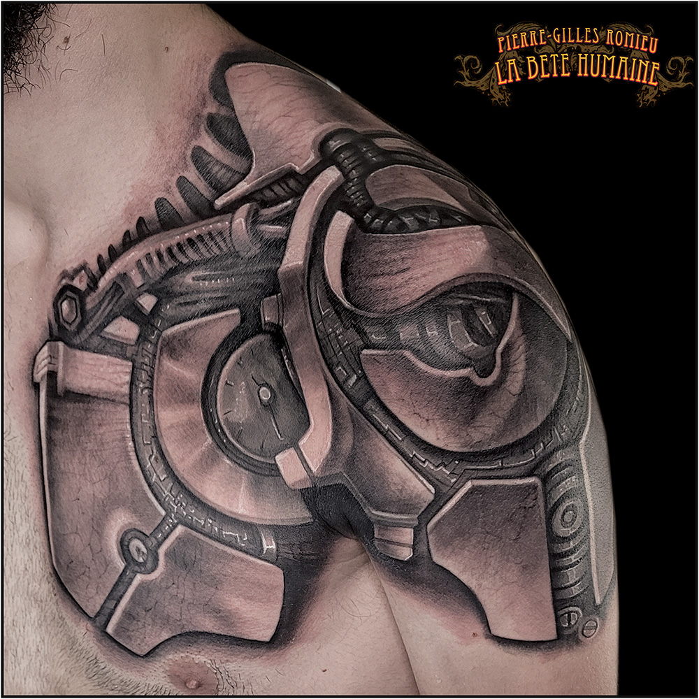 Superposition de plaques biomécaniques tatouée en freehand sur l’épaule par Pierre-Gilles Romieu