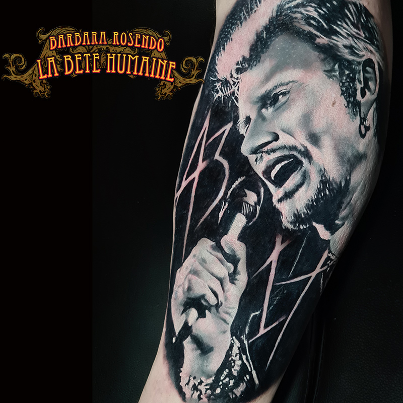 Barbara Rosendo, tatoueuse à Paris - Portrait réaliste en noir et gris de Johnny Hallyday, micro à la main