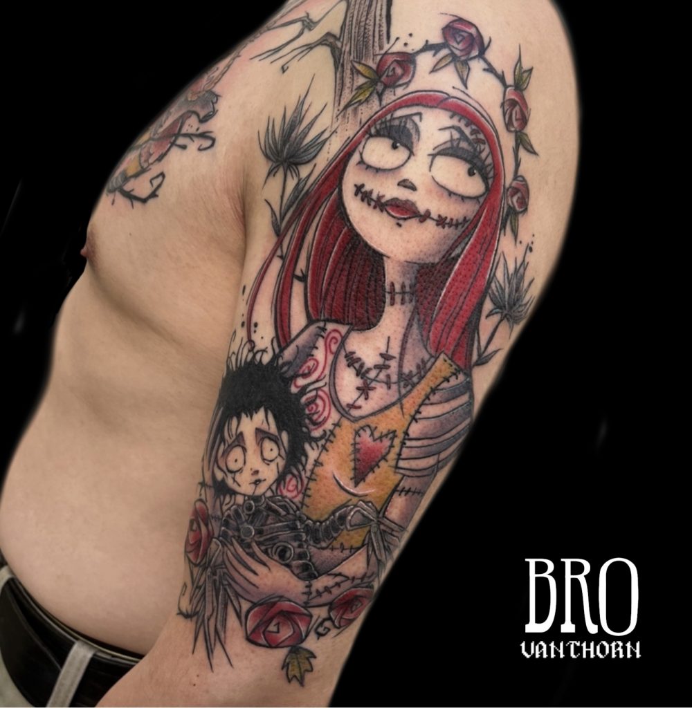 Tatouage de Bro Vanthorn représentant Sally, personnage de L'Étrange Noël de monsieur Jack, portant Edward aux mains d’argent