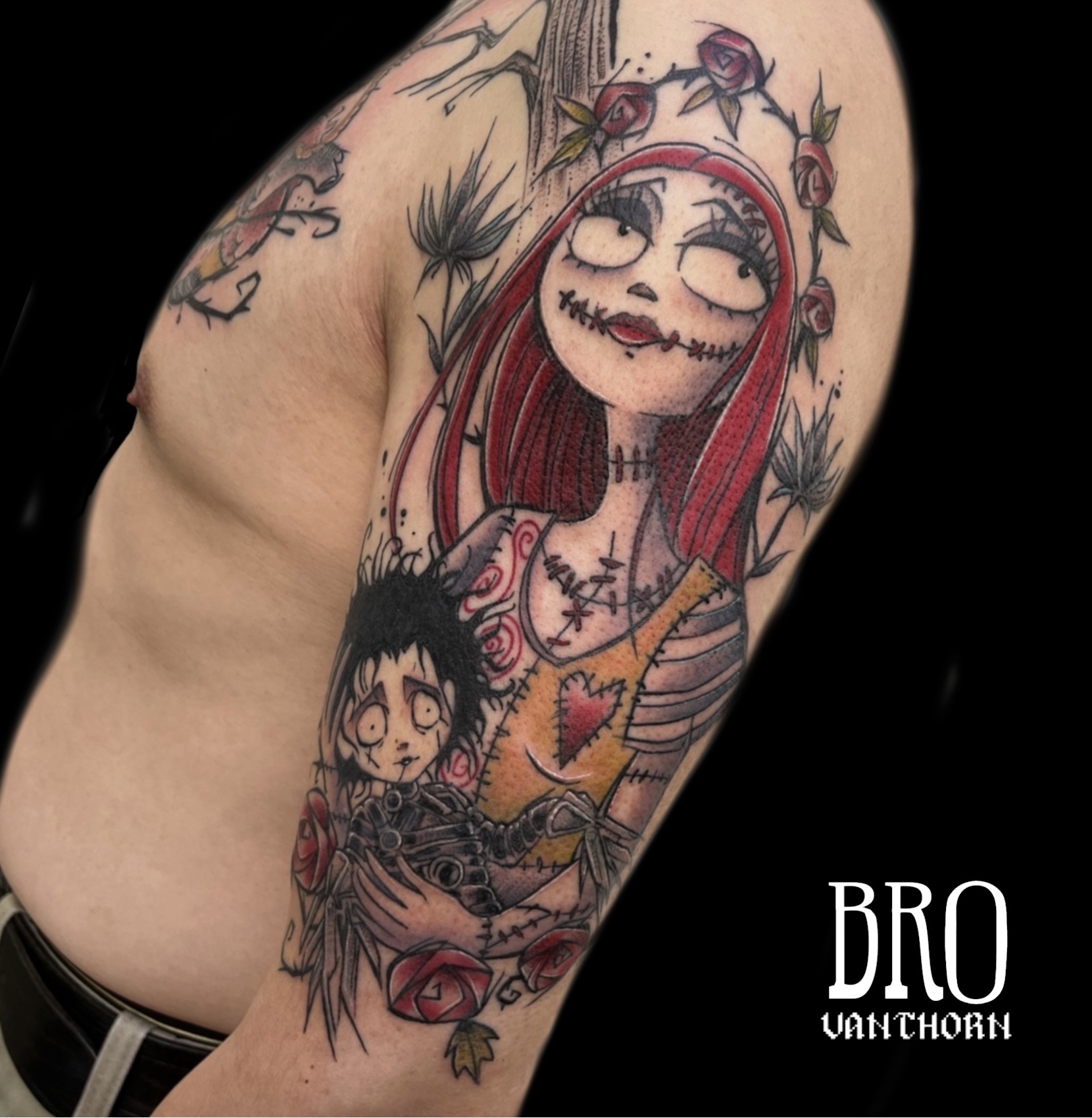 Tatouage de Bro Vanthorn représentant Sally, personnage de L'Étrange Noël de monsieur Jack, portant Edward aux mains d’argent