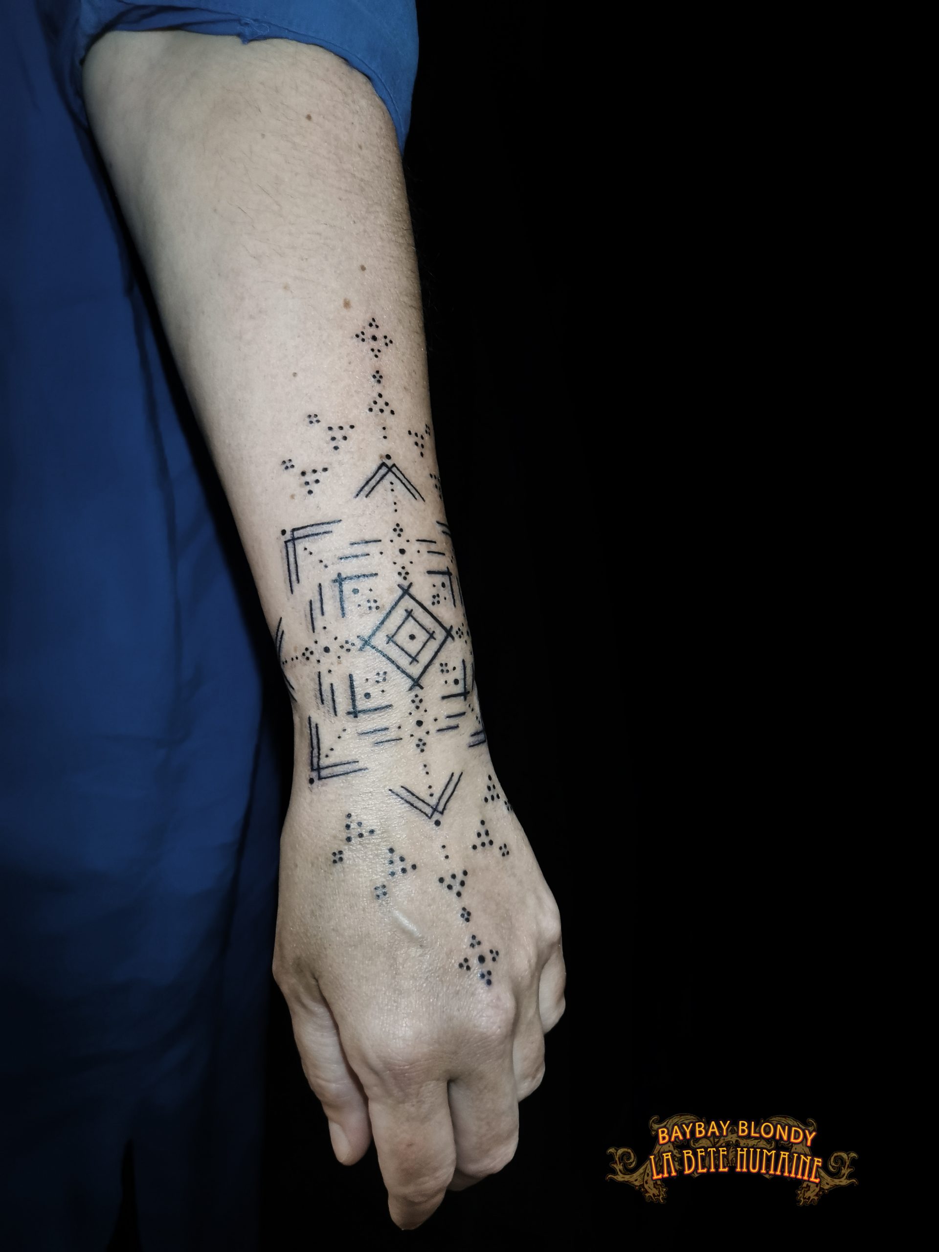 Baybay Blondy, tatoueuse guest à Paris - Talisman inspiré de l’art huichol