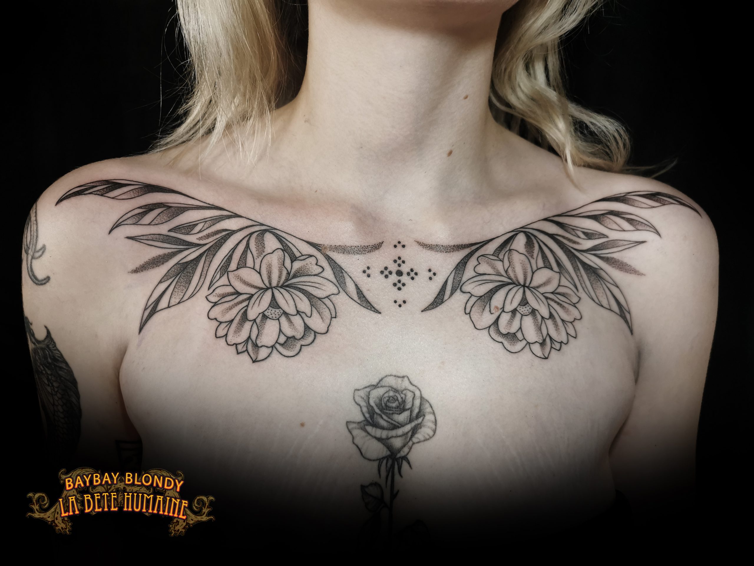 Baybay Blondy, tatoueuse guest à Paris - Tatouage floral et ornemental réalisé sur la partie supérieure de la poitrine