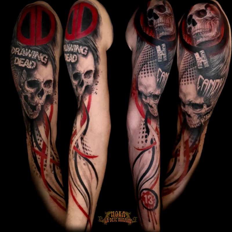 Moka, tatoueur à Paris - Composition entre skull, lettrages et trash polka