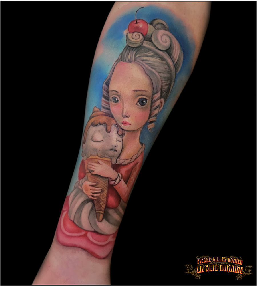Pierre-Gilles Romieu, tatoueur à Paris - Tatouage de femme portant un enfant-glace réalisé sur l’avant-bras