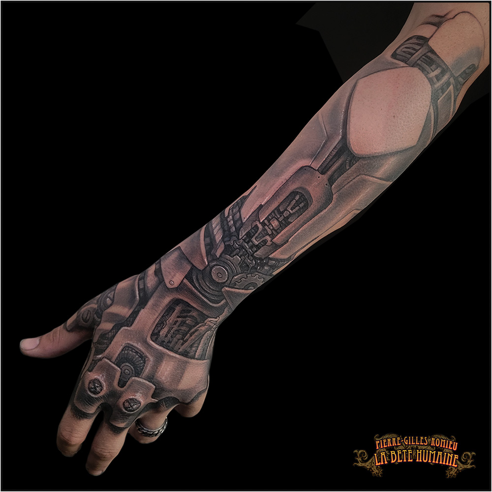 Pierre-Gilles Romieu, tatoueur à Paris - Main et avant-bras biomécaniques