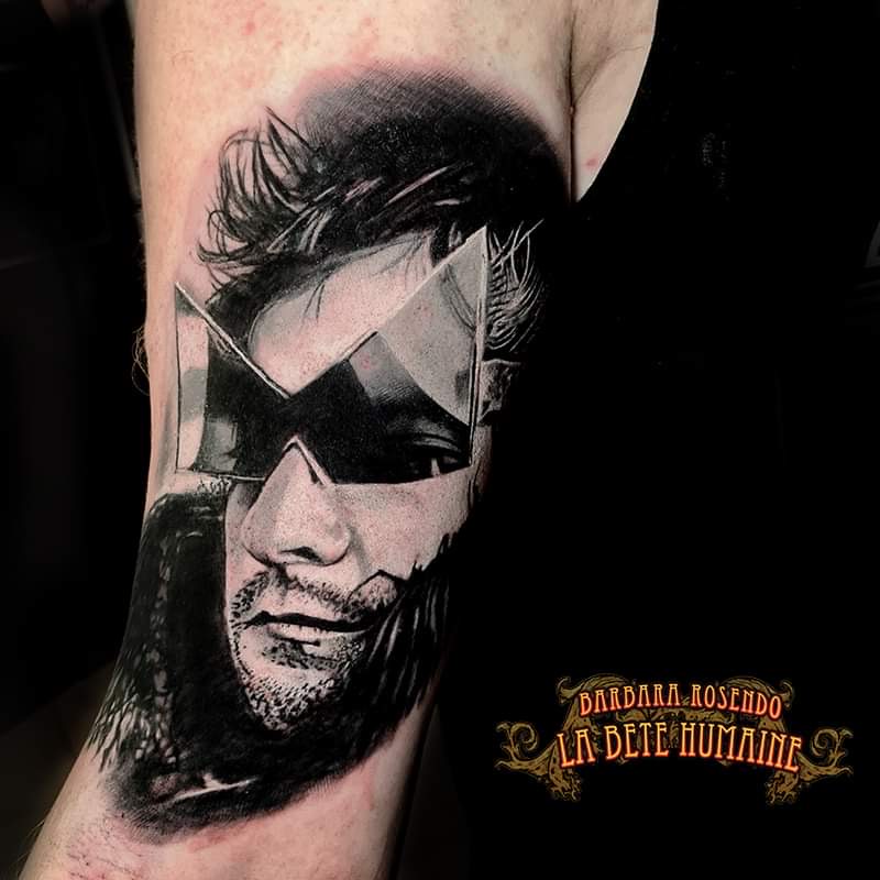Barbara Rosendo, tatoueuse à Paris - Portrait à lunettes teintées