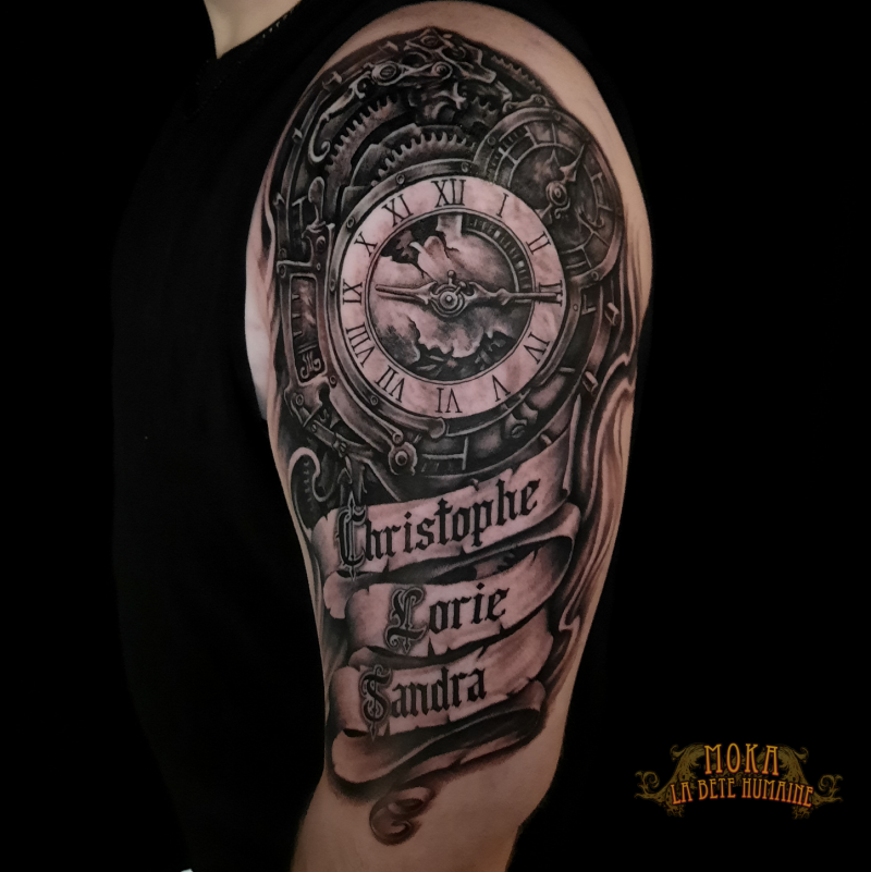Moka, tatoueur à Paris - Mécanismes d’horlogerie tatoués par Moka au-dessus de trois prénoms