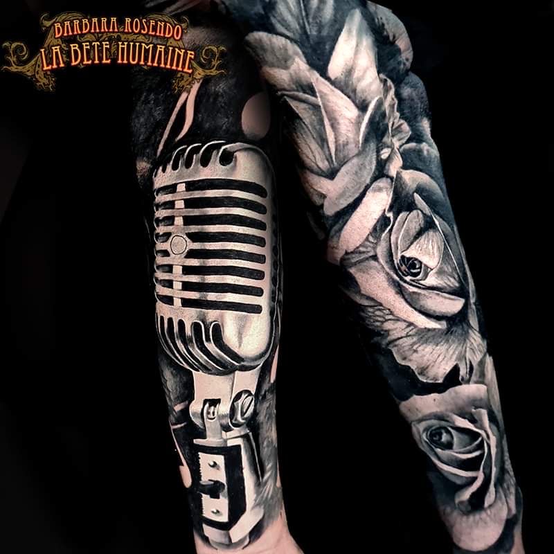 Barbara Rosendo, tatoueuse à Paris - Fleurs et micro rétro en noir et gris