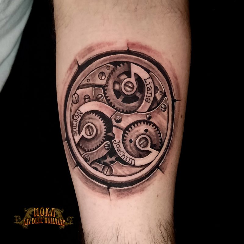 4_moka_tatoueur_a_paris_rouages_de_montre_assortis_de_trois_prenoms