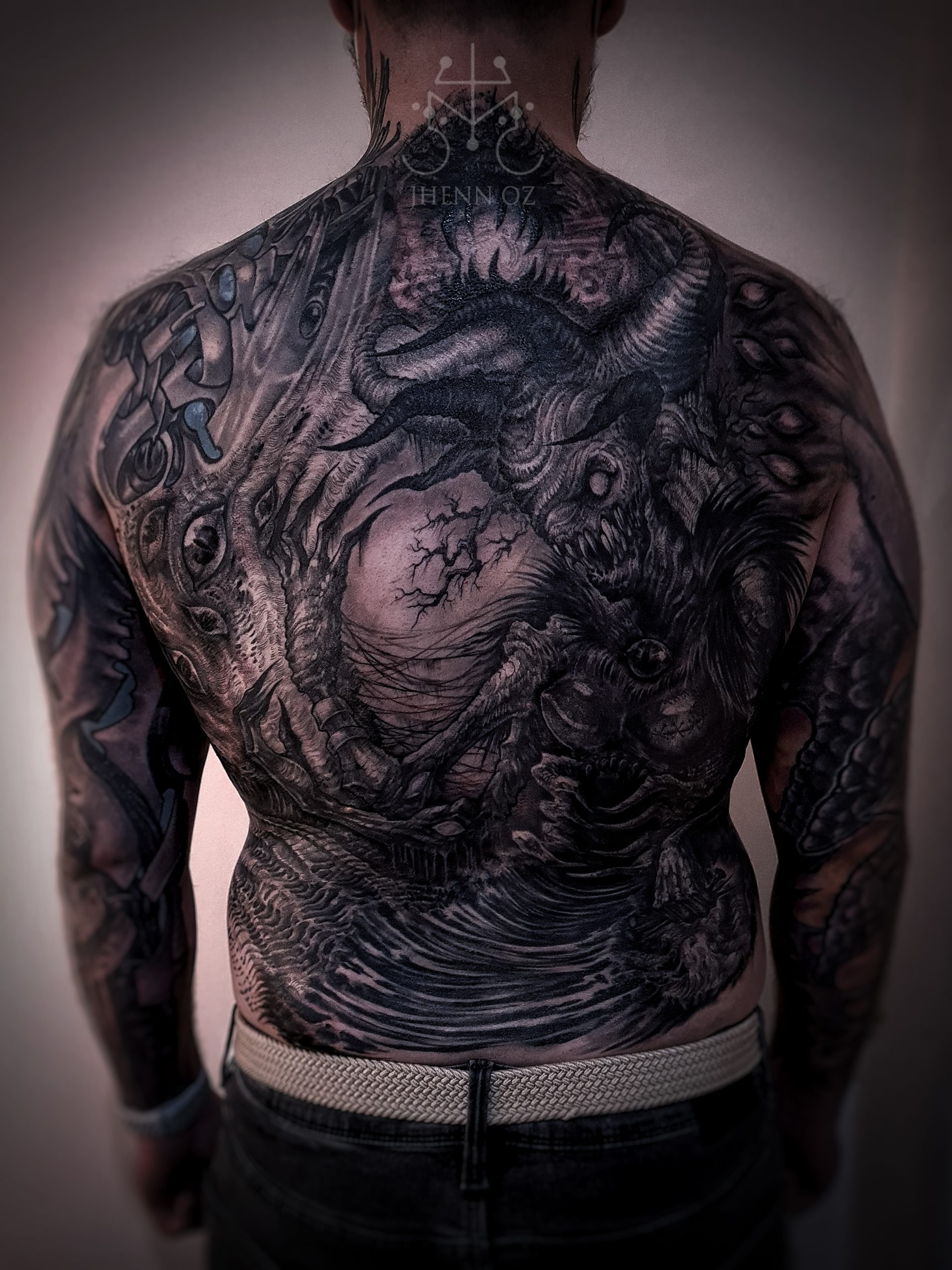 guest_de_jhenn_oz_a_paris_tatoueuse_dark_graphique_black_work_4