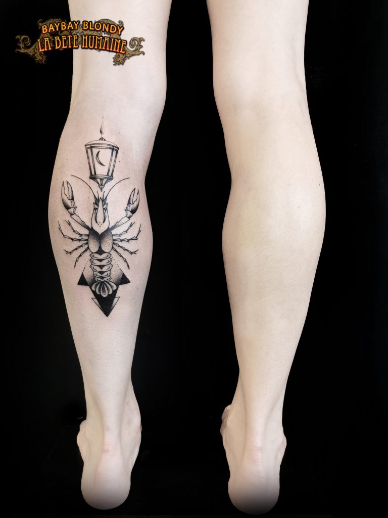Baybay Blondy, tatoueuse guest à Paris - Crustacé graphique tatoué sur mollet