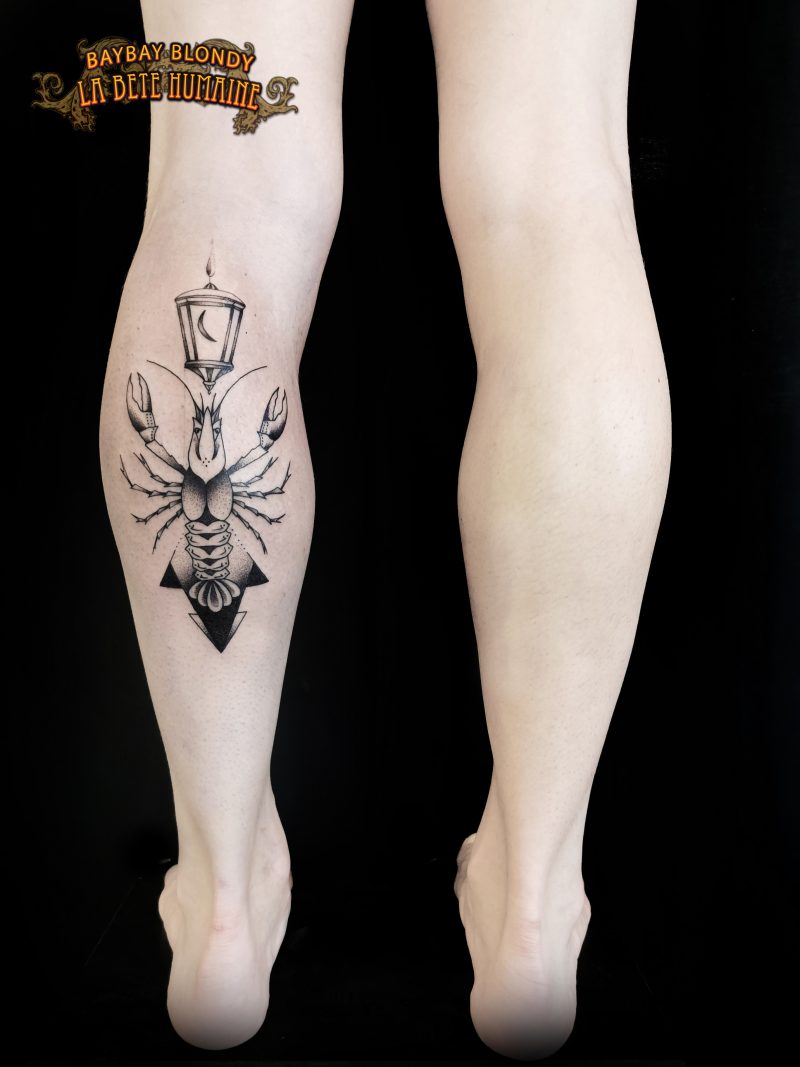 Baybay Blondy, tatoueuse guest à Paris - Crustacé graphique tatoué sur mollet