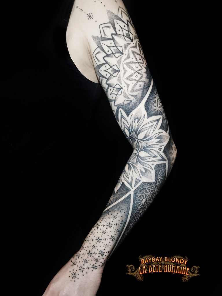 Baybay Blondy, tatoueuse guest à Paris - Bras complet avec mandala au milieu