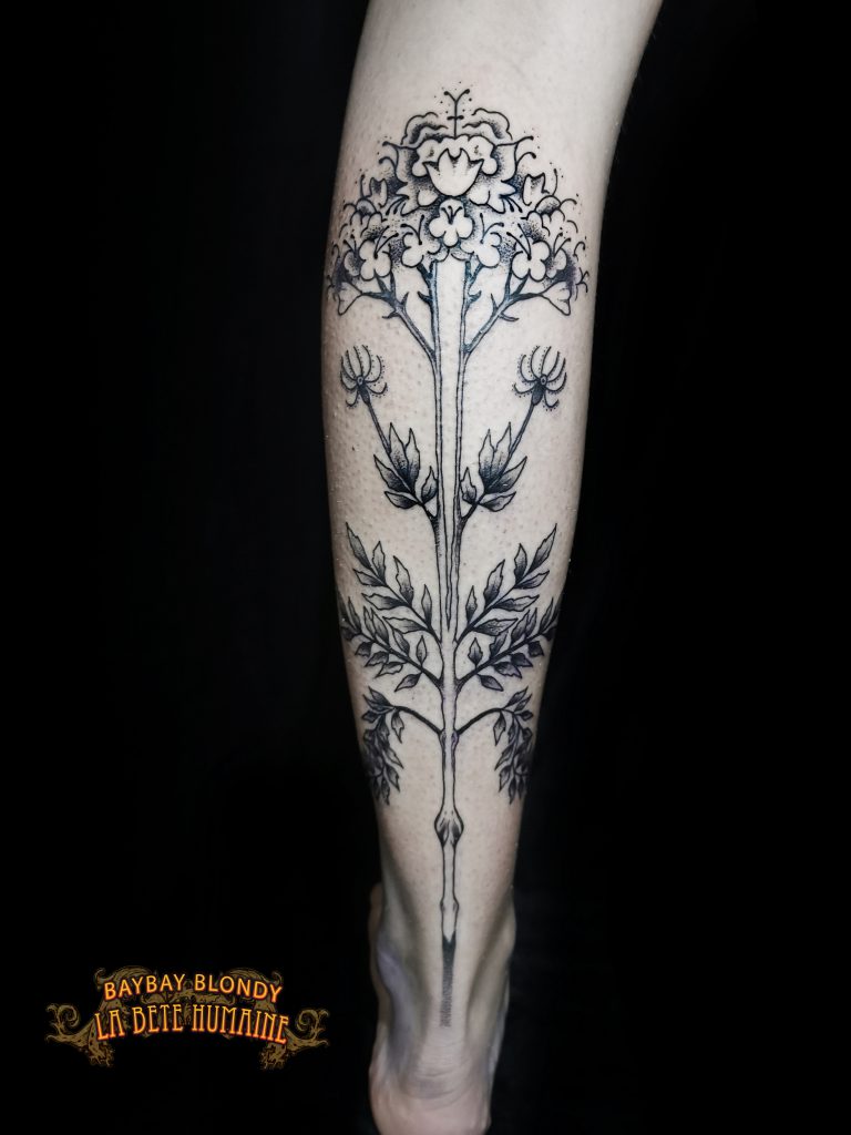 Baybay Blondy, tatoueuse guest à Paris - Motif floral tatoué sur mollet