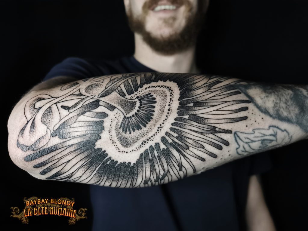 Baybay Blondy, tatoueuse guest à Paris - Tatouage à pétales réalisé sur l’avant-bras