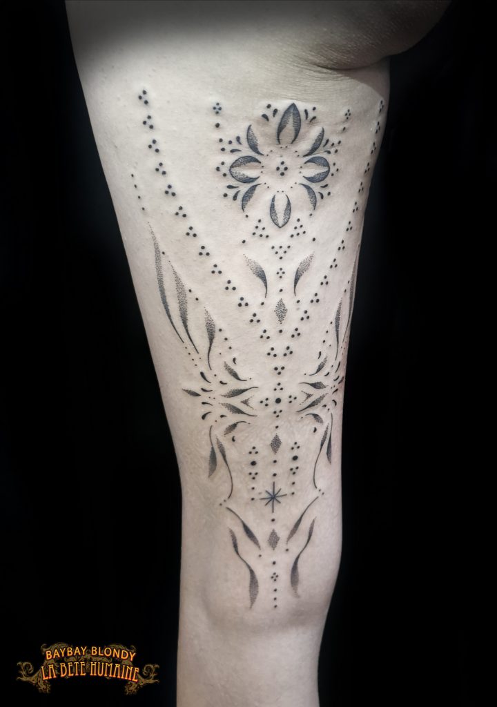 Baybay Blondy, tatoueuse guest à Paris - Tatouage ornemental et symétrique