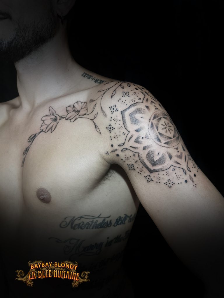 Baybay Blondy, tatoueuse guest à Paris - Composition géométrique et florale courant du muscle pectoral jusqu’en haut du biceps