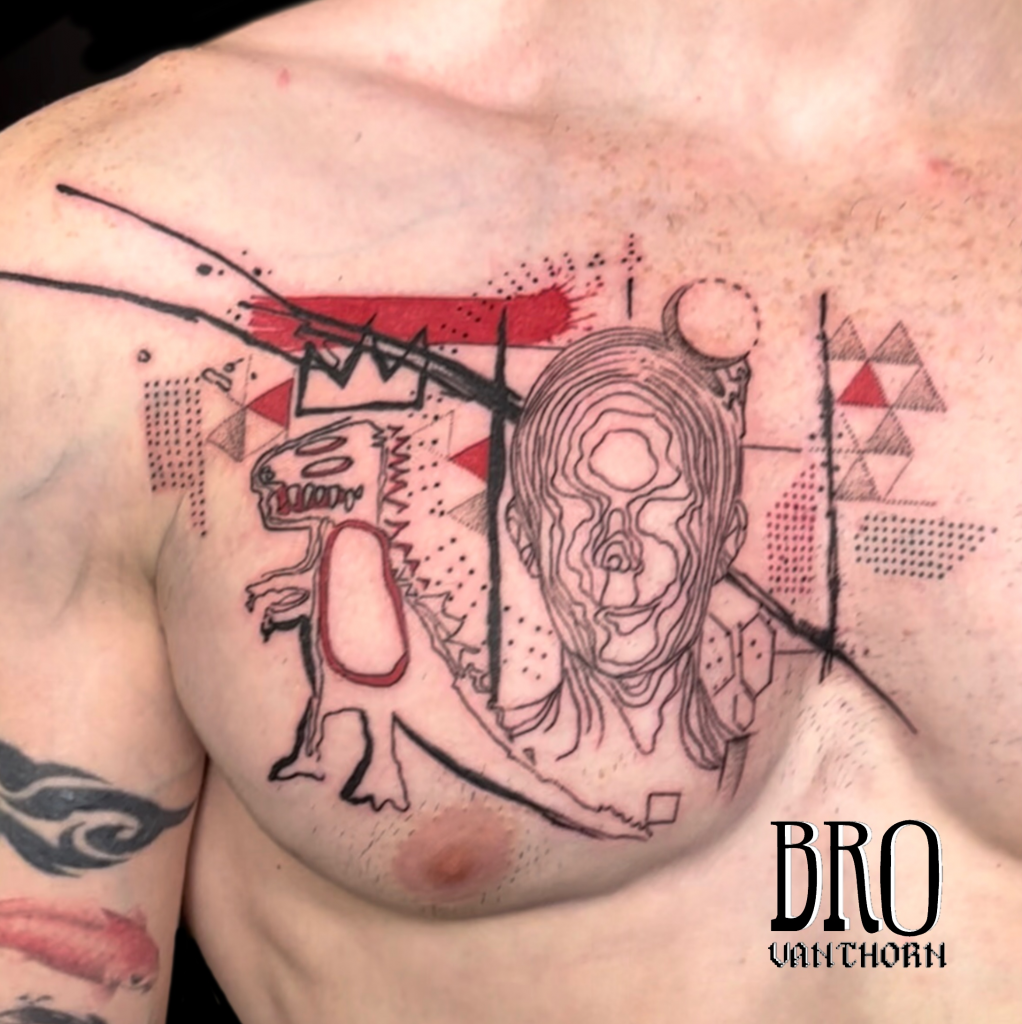 Bro Vanthorn, tatoueur à Paris - Composition abstraite en rouge et noir sur le muscle pectoral