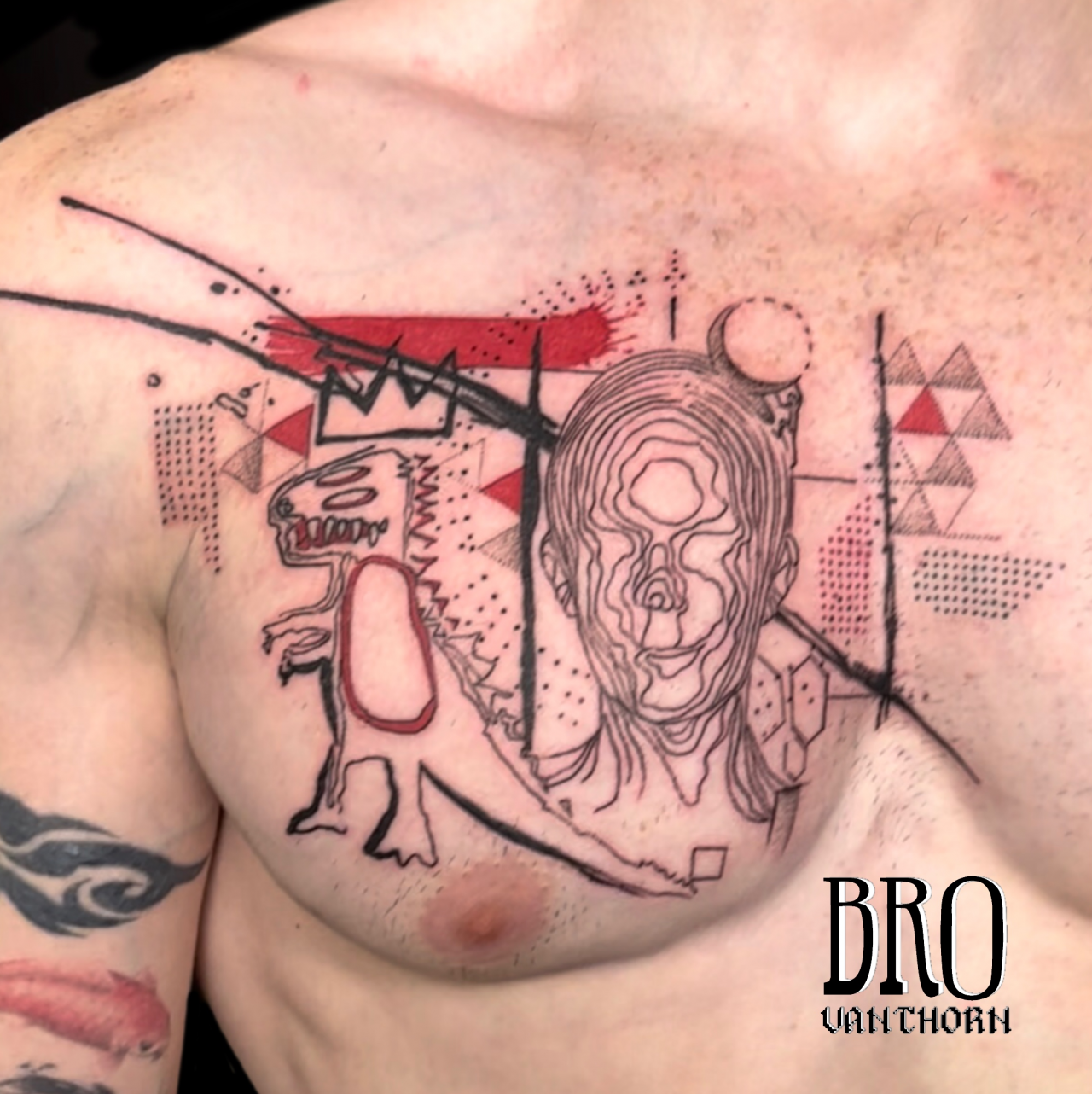 Bro Vanthorn, tatoueur à Paris - Composition abstraite en rouge et noir sur le muscle pectoral