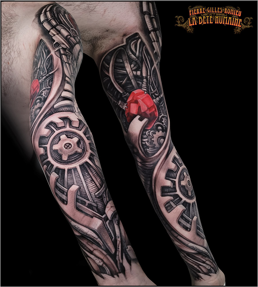 Pierre-Gilles Romieu, tatoueur à Paris - Intérieur de bras biomécanique à cristal