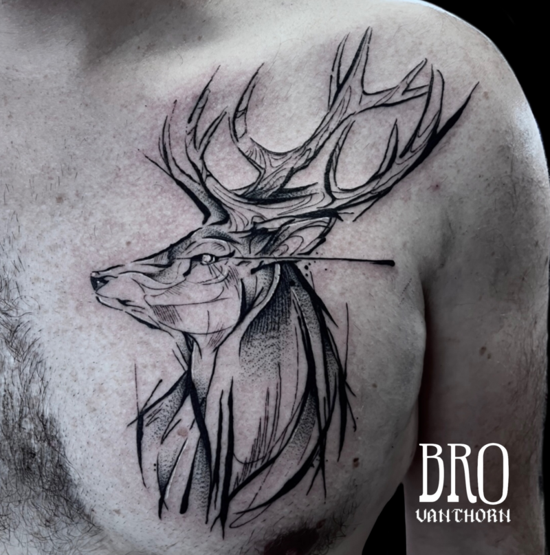 Bro Vanthorn, tatoueur à Paris - Buste de cerf graphique et sketchy