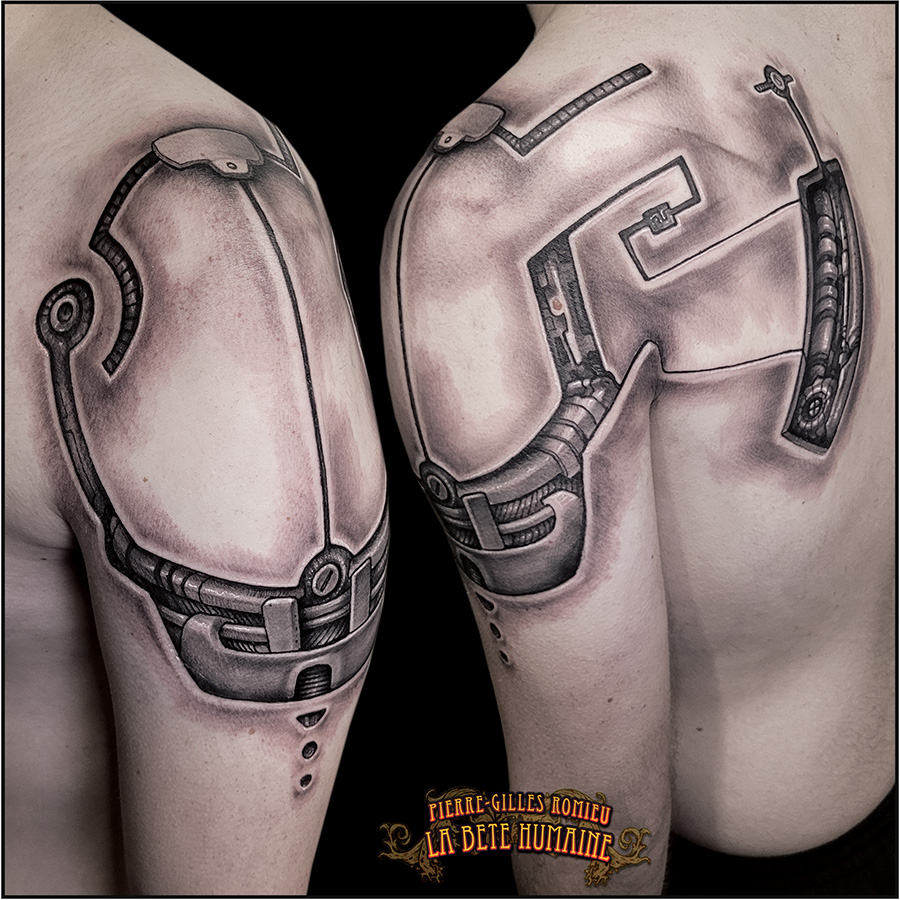 Pierre-Gilles Romieu, tatoueur à Paris - Épaule biomécanique et cyberpunk tatouée en noir et gris