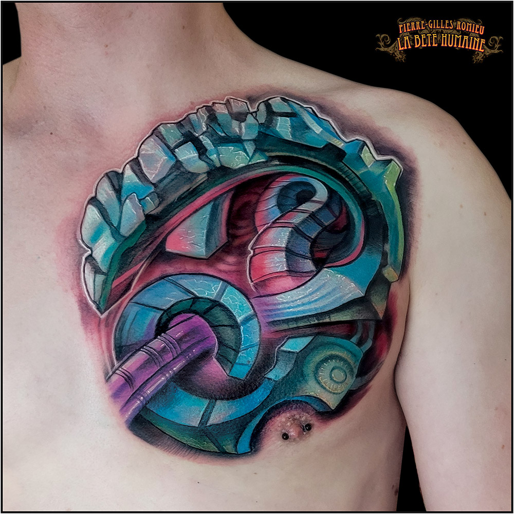 Pierre-Gilles Romieu, tatoueur à Paris - Tatouage organique en cyan réalisé sur le muscle pectoral