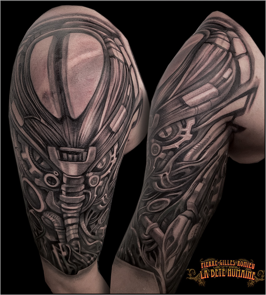 Pierre-Gilles Romieu, tatoueur à Paris - Tête d’alien biomécanique tatouée sur l’épaule en noir et gris