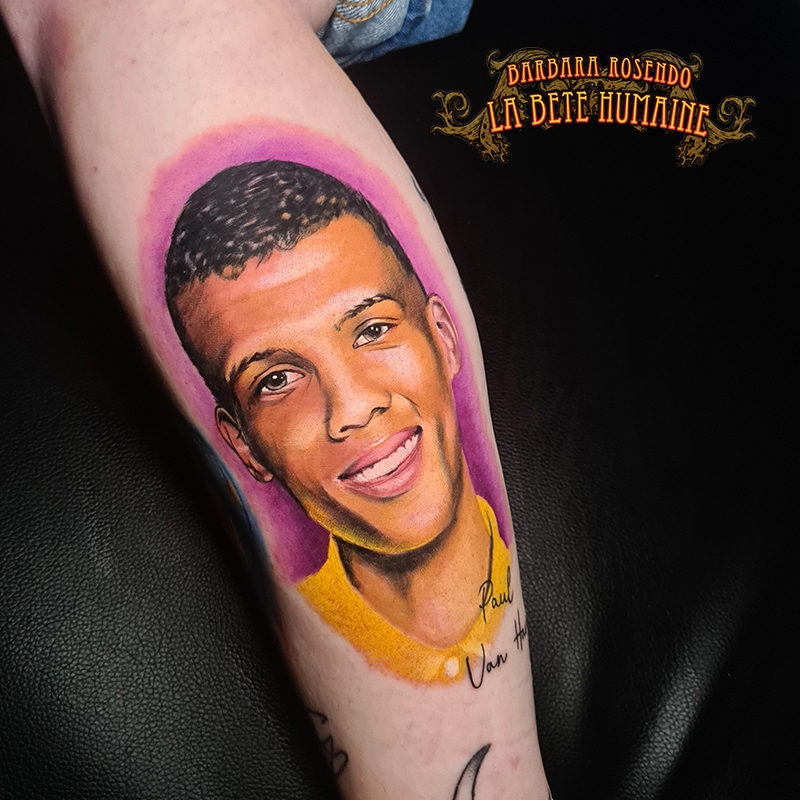 Barbara Rosendo, tatoueuse à Paris - Portrait réaliste et en couleurs de l’auteur-compositeur-interprète belge Stromae
