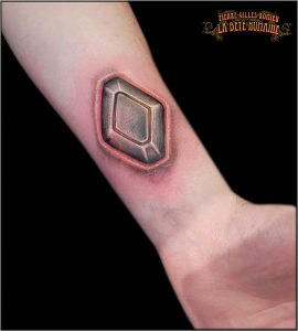 Pierre-Gilles Romieu, tatoueur à Paris - Implant réaliste et biomécanique tatoué sur l’avant-bras