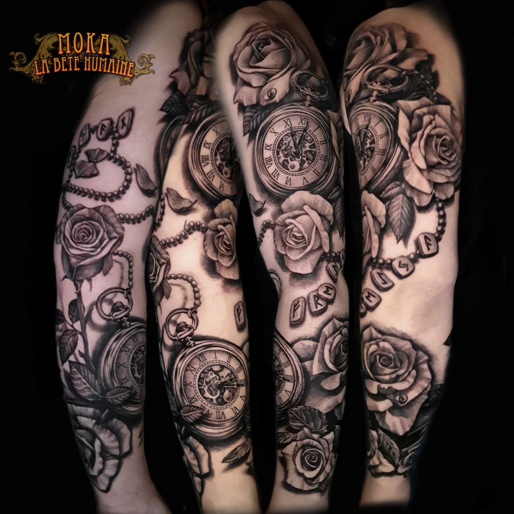 Moka, tatoueur à Paris - Composition réaliste en noir et gris avec montre à gousset, roses et runes