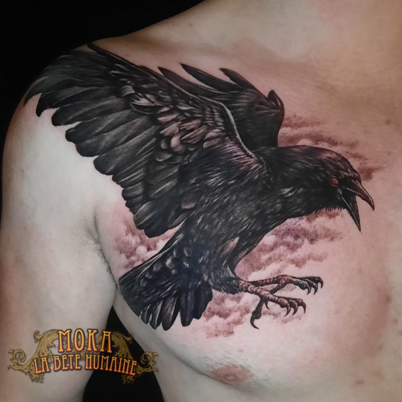 Moka, tatoueur à Paris - Tatouage réaliste de corneille aux yeux rouges