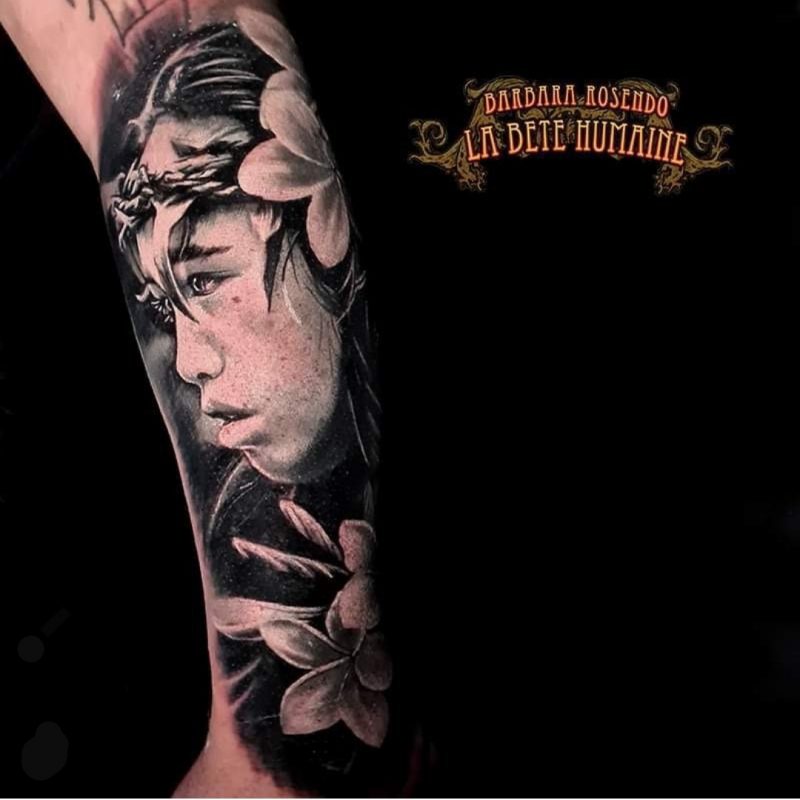 Barbara Rosendo, tatoueuse à Paris - Portrait de femme à la chevelure fleurie