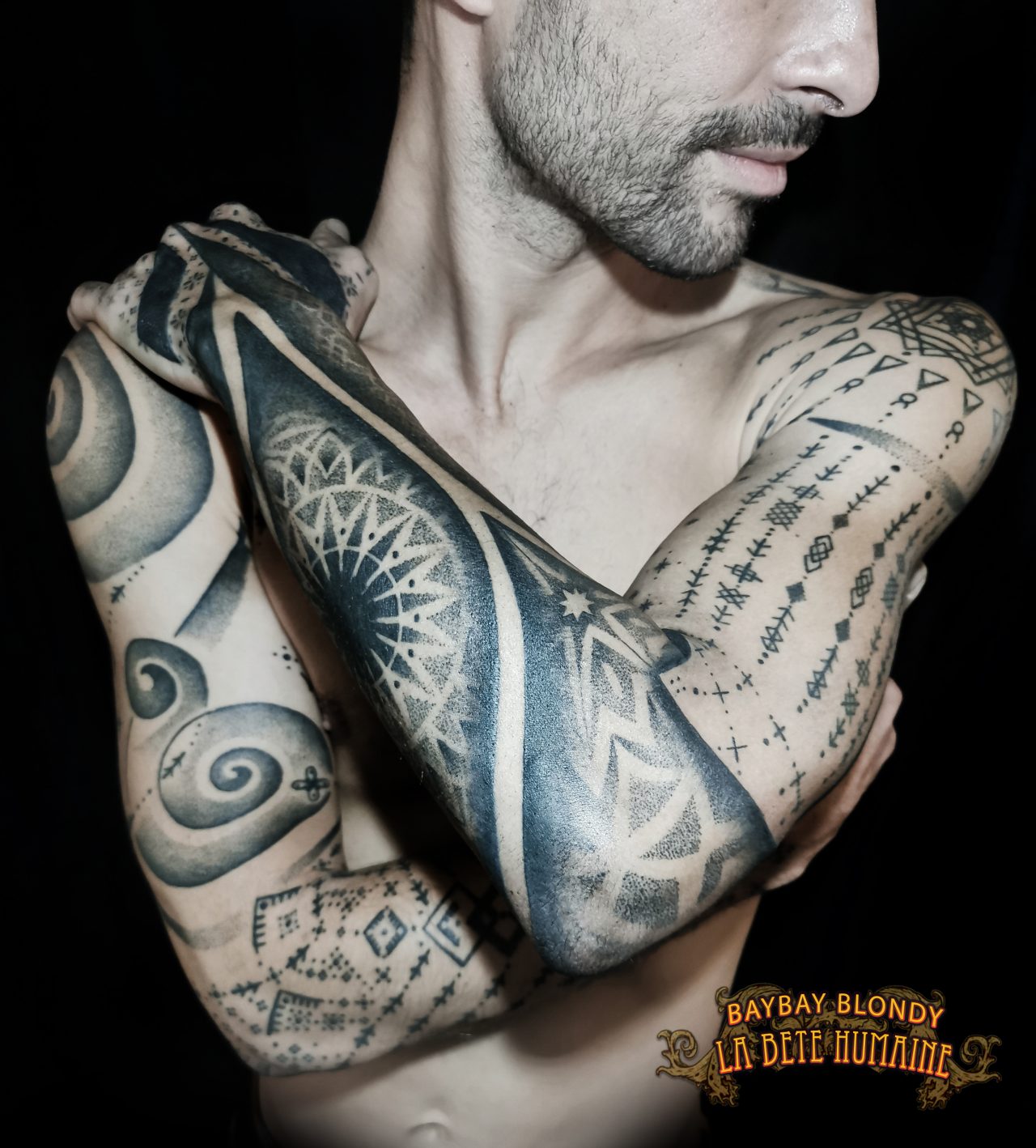 Composition graphique des épaules au dos des mains tatouée par Baybay Blondy