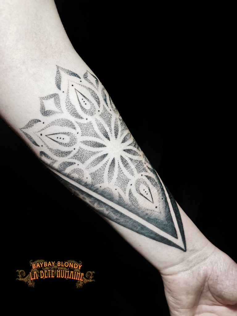 Figure géométrique et pointue réalisée dans l’intérieur de l’avant-bras par Baybay Blondy