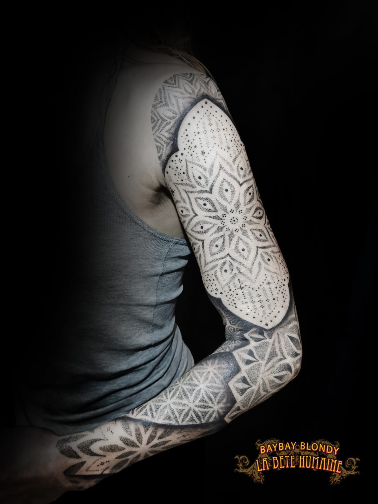 Composition dotwork sur tout le bras réalisée par Baybay Blondy