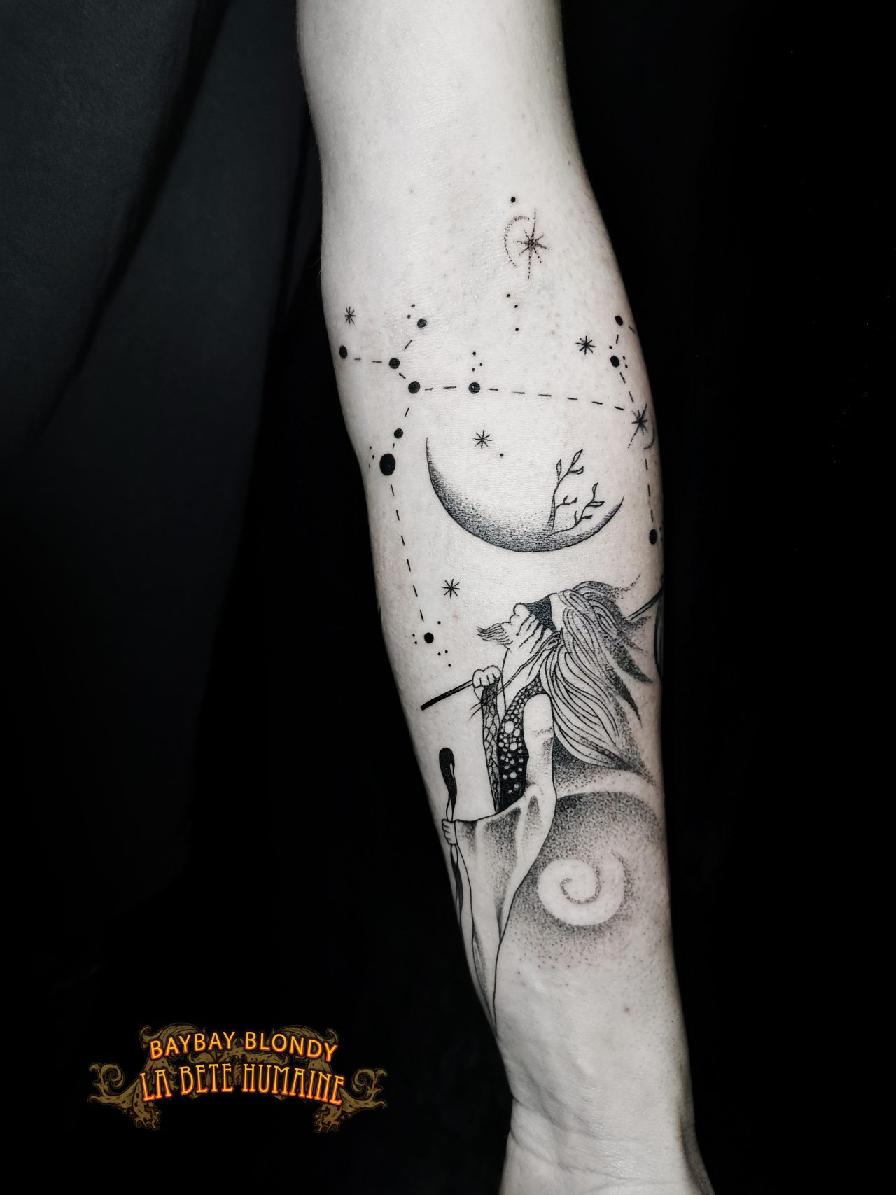 Composition autour d’un homme et d’une constellation tatouée par Baybay Blondy