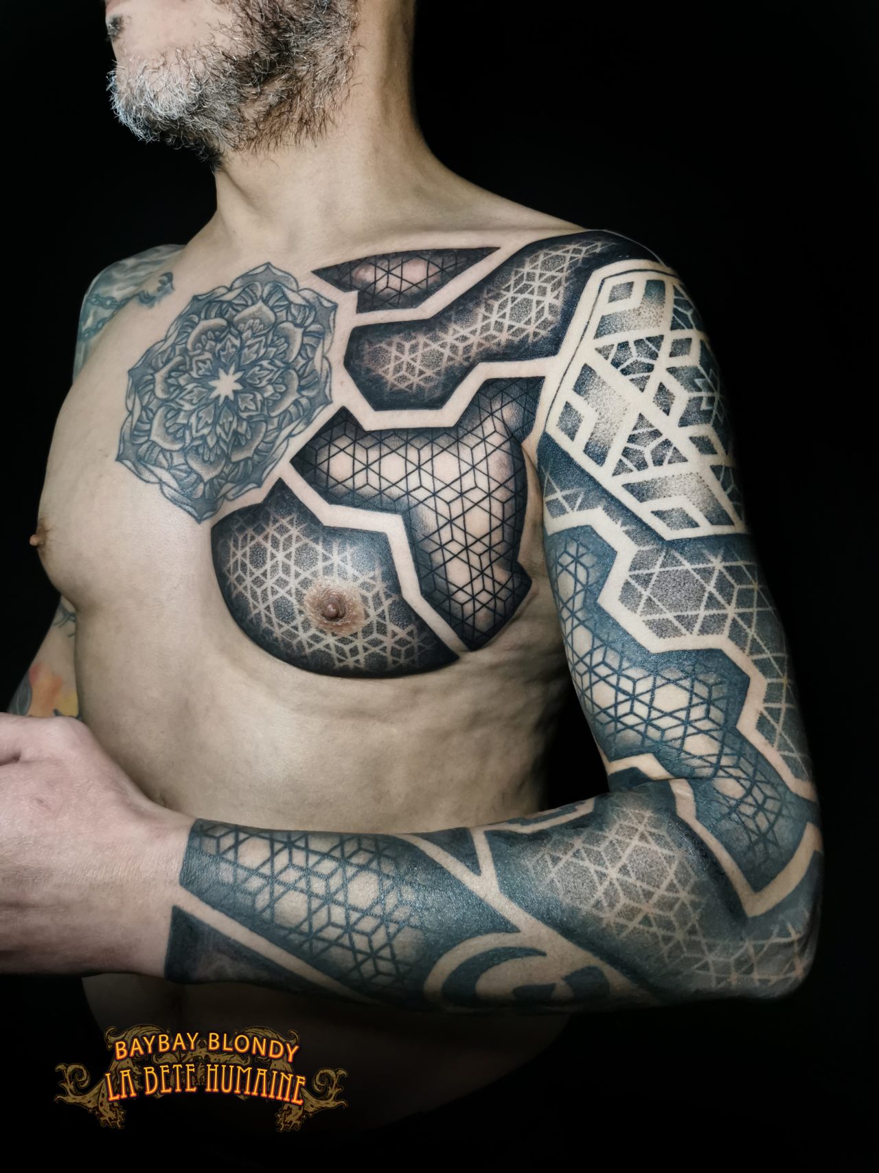 Composition courant du pectoral jusqu’au poignet, tatouée par Baybay Blondy