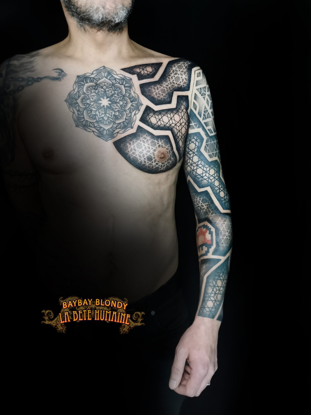 Composition graphique remontant du poignet jusqu’au muscle pectoral, tatouée par Baybay Blondy
