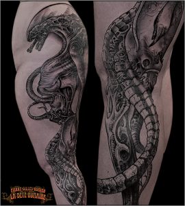 Xénomorphe de la saga Alien tatoué le long de la jambe par Pierre-Gilles Romieu
