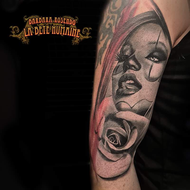 Catrina réaliste à la langue tirée, tatouée par Barbara Rosendo