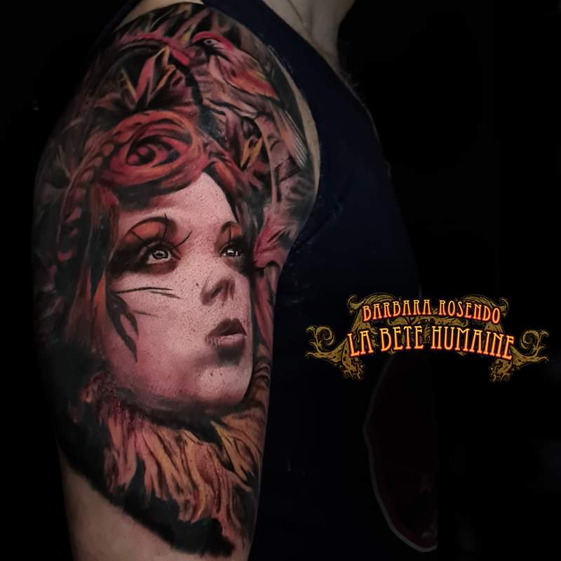 Figure sylvestre en dégradés de rouge tatouée par Barbara Rosendo